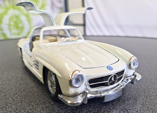 Bburago mercedes benz 300 - mercedes-benz,